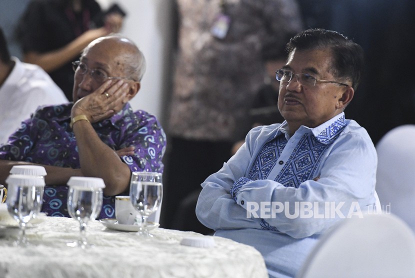 Wakil Presiden Jusuf Kalla (kanan) bersama Ketua Tim Ahli Wapres Sofjan Wanandi menyaksikan siaran langsung Debat Pertama Capres & Cawapres 2019 di rumah dinasnya di Jalan Diponegoro, Jakarta, Kamis (17/1/2019). 