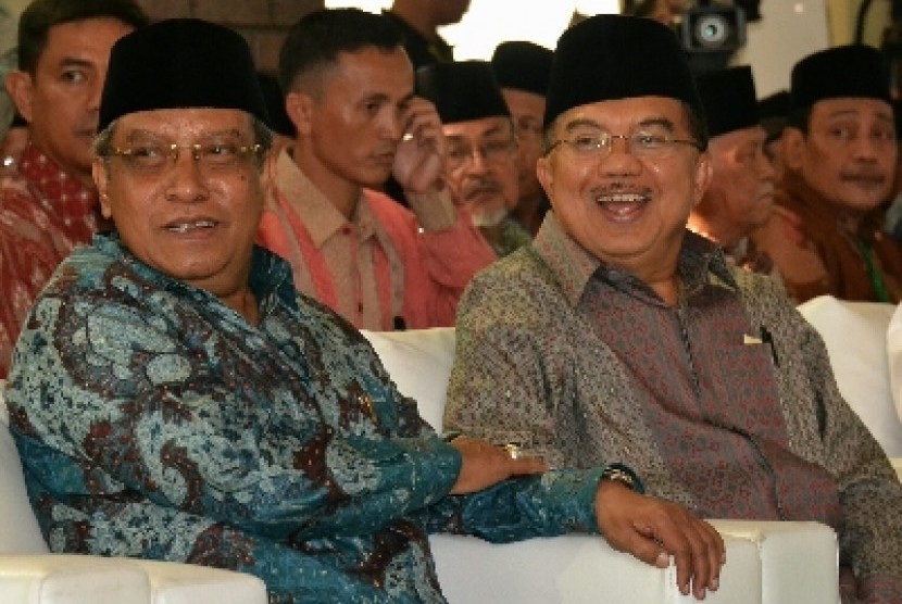 Wakil Presiden Jusuf Kalla (kanan) dan Ketua Umum PBNU Said Aqil Siradj saat menghadiri pembukaan Musyawarah Nasional Alim Ulama dan Konferensi Besar Nahdlatul Ulama 2014 di Kantor PBNU, Jakarta, Sabtu (1/11). 