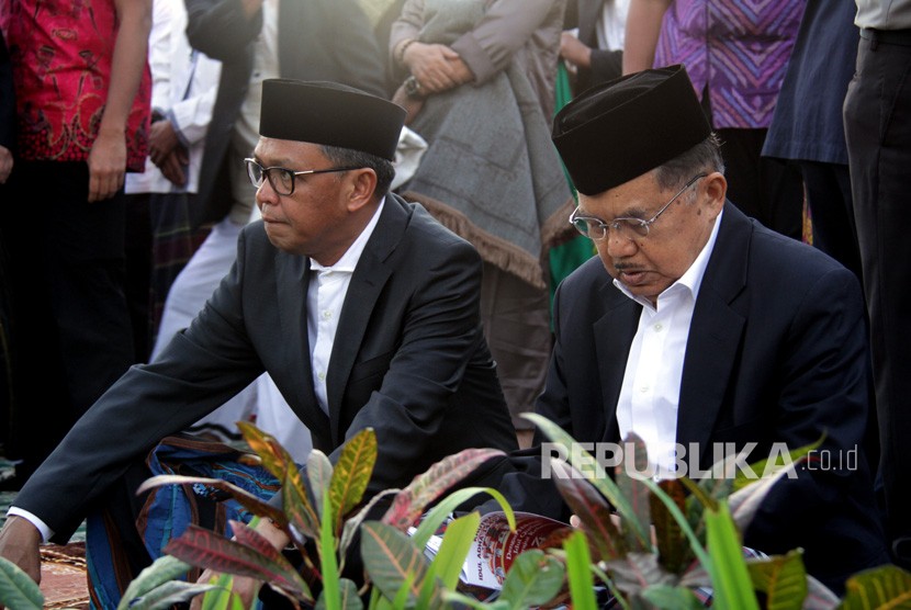 Wakil Presiden Jusuf Kalla (kanan) didampingi Gubernur Sulawesi Selatan Nurdin Abdullah (kiri) 