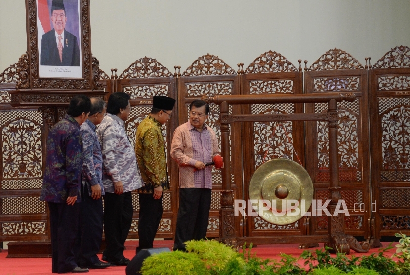 Wakil Presiden Jusuf Kalla (kanan) didampingi Ketua MPR Zulkifli Hasan (kedua kanan), Ketua DPD Oesman Sapta Odang (tengah), Menko Perekonomian Darmin Nasution (kedua kiri) dan Ketua Lembaga Pengkajian MPR Rully Chairul Azwar (kiri) saat membuka Simposium Nasional di Kompleks Parlemen, Senayan, Jakarta, Rabu (12/7).