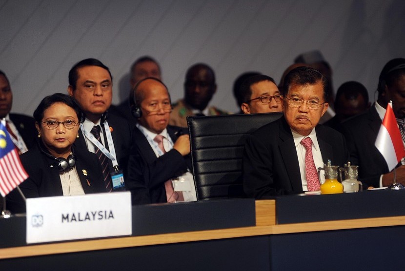 Wakil Presiden Jusuf Kalla (kanan) didampingi Menlu Retno Marsudi (kiri) memimpin delegasi Indonesia dalam Konferensi Tingkat Tinggi (KTT) ke-9 Kelompok Delapan Negara Berkembang (D-8) di Istanbul Turki, Jumat (20/10). 