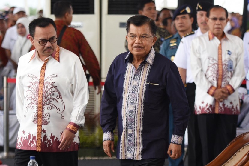 Wakil Presiden Jusuf Kalla (kanan) didampingi Menteri ESDM Sudirman Said menghadiri Puncak Peringatan Hari Nusantara ke-15 di Pelabuhan Perikanan Samudera Lampulo, Banda Aceh, Aceh, Ahad (13/12). 