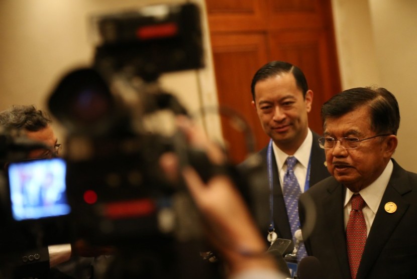 Wakil Presiden Jusuf Kalla (kanan) didampingi Menteri Perdagangan Thomas Lembong (kiri) memberikan keterangan kepada wartawan usai pertemuan bilateral saat KTT LB Ke-5 OKI mengenai Palestina dan Al-Quds Al-Sharif di JCC, Jakarta, Senin (7/3).