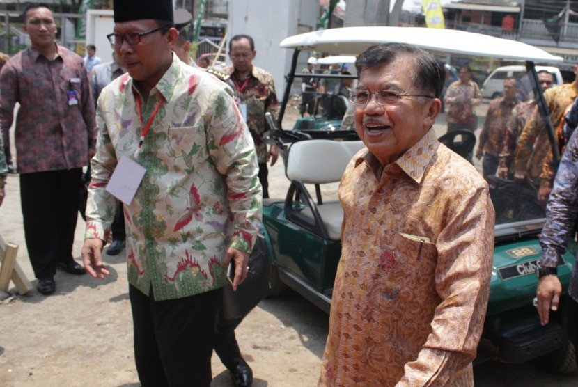 Wakil Presiden Jusuf Kalla (kanan) didampingi Rektor Unisma, Maskuri (kiri) meninjau lokasi pembangunan gedung Pascasarjana dan Rumah Sakit Islam di Universitas Islam Malang, Jawa Timur, Sabtu (31/10).