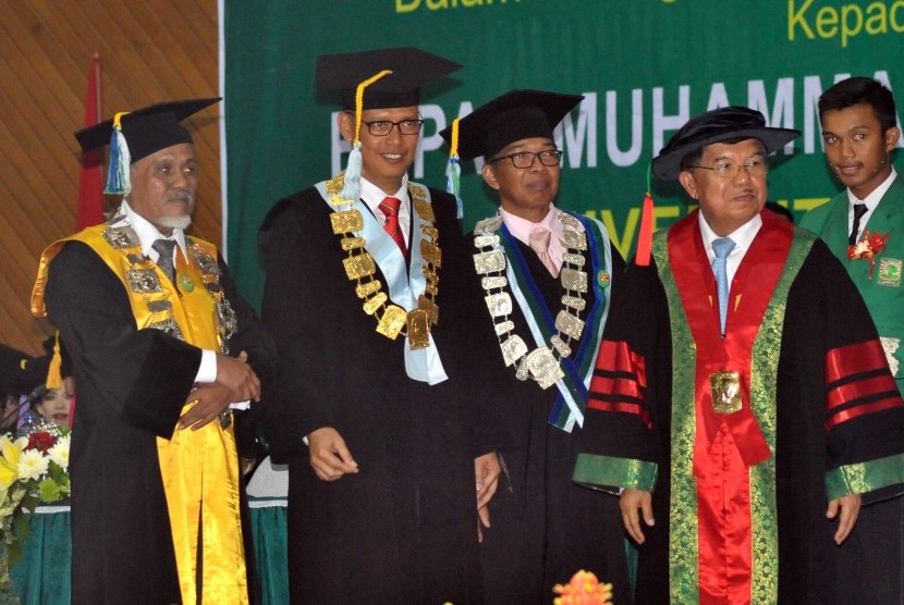 Wakil Presiden, Jusuf Kalla (kanan), didampingi Rektor Universitas Andalas (Unand), Tafdil Husni (dua kiri), Ketua Senat Akademik Unand, Ardinis Arbain (kiri) dan Ketua Majelis Guru Besar Unand, Darwin Amir (dua kanan), usai menerima gelar doktor kehormata