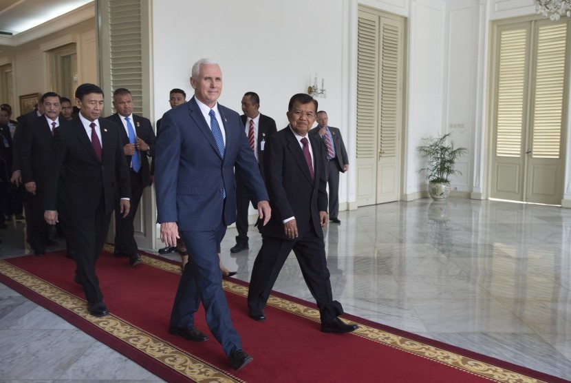 Wakil Presiden Jusuf Kalla (kanan) melepas Wakil Presiden Amerika Serikat (AS) Michael R. Pence (kiri depan) usai pertemuan bilateral di Istana Wakil Presiden, Jakarta, Kamis (20/4).