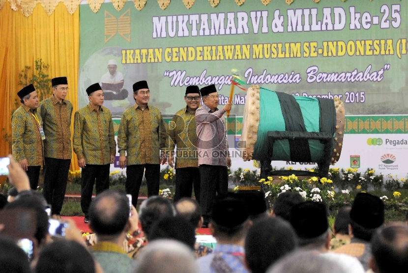   Wakil Presiden Jusuf Kalla (kanan) memukul beduk  saat pembukaan Muktamar VI dan Milad ke-25 ICMI di Universitas Mataram, Nusa Tenggara Barat, Sabtu (12/12).