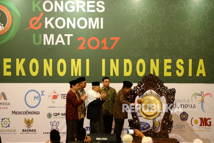  Wakil Presiden Jusuf Kalla (kanan) memukul gong tanda penutupan Kongres Ekonomi Umat 2017 didampingi Ketua Umum MUI Maruf Amin, Ketua Pelaksana Kongres Ekonomi Umat Lukmanul Hakim, Ketua Komisi Pemberdayaan Ekonomi Umat MUI Azrul Tanjung (dari kanan), Jakarta, Senin (24/4).