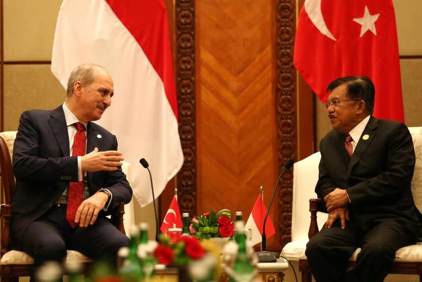 Wakil Presiden Jusuf Kalla (kanan) menerima cenderamata dari Deputi Perdana Menteri Turki Numan Kurtulmus (kiri) saat pertemuan bilateral pada KTT Luar Biasa ke-5 OKI mengenai Palestina dan Al-Quds al-Sharif di JCC, Jakarta, Senin (7/3).