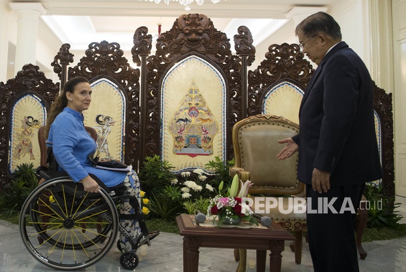 Wakil Presiden Jusuf Kalla (kanan) menerima kunjungan resmi Wakil Presiden Argentina Gabriela Michetti di Istana Wakil Presiden Jakarta, Selasa (7/5/2019). 