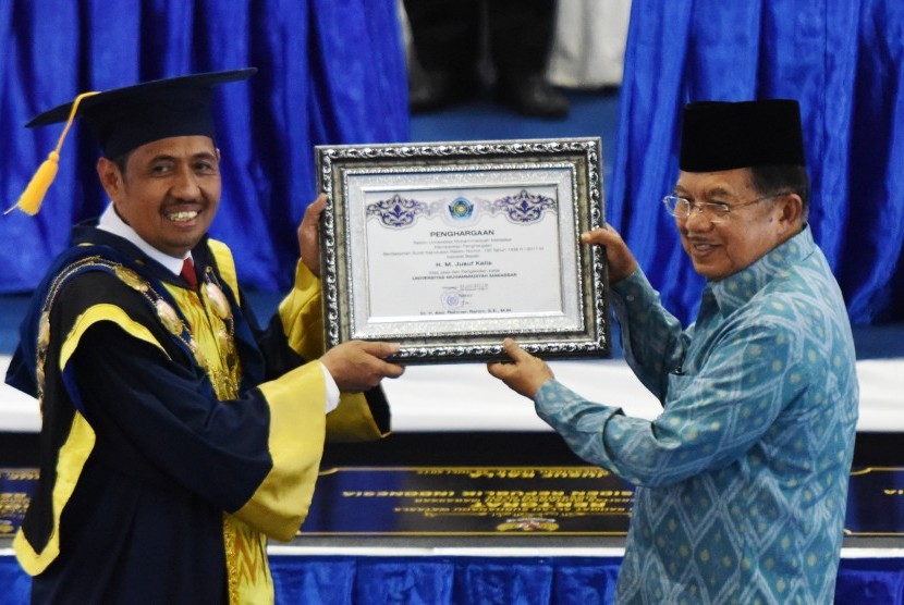 Wakil Presiden Jusuf Kalla (kanan) menerima piagam pengharagaan dari Rektor Universitas Muhammadiyah (Unismuh) Makassar Dr Abd Rahman Rahim (kiri) saat menghadiri Milad ke-54 Unismuh Makassar di Kampus Unismuh Makassar, Sulawesi Selatan, Jumat (28/7). 