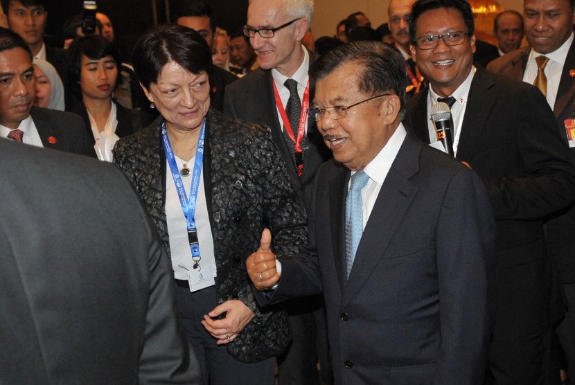 Wakil Presiden Jusuf Kalla (kanan) meninjau pameran bersama Presiden Interpol, Mireille Ballestrazzi (ketiga kiri) seusai membuka Sidang Umum ke 85 Interpol di Nusa Dua, Bali, Senin (7/11). 