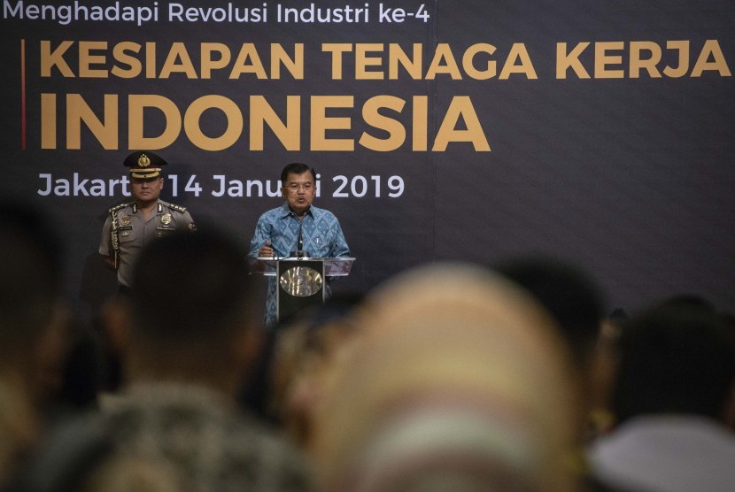 Wakil Presiden Jusuf Kalla (kanan) menjadi pembicara dalam Seminar dan Dialog Nasional Penyiapan Sumber Daya Manusia Indonesia Menghadapi Revolusi Industri ke-4 di Jakarta, Senin (14/1/2019). 