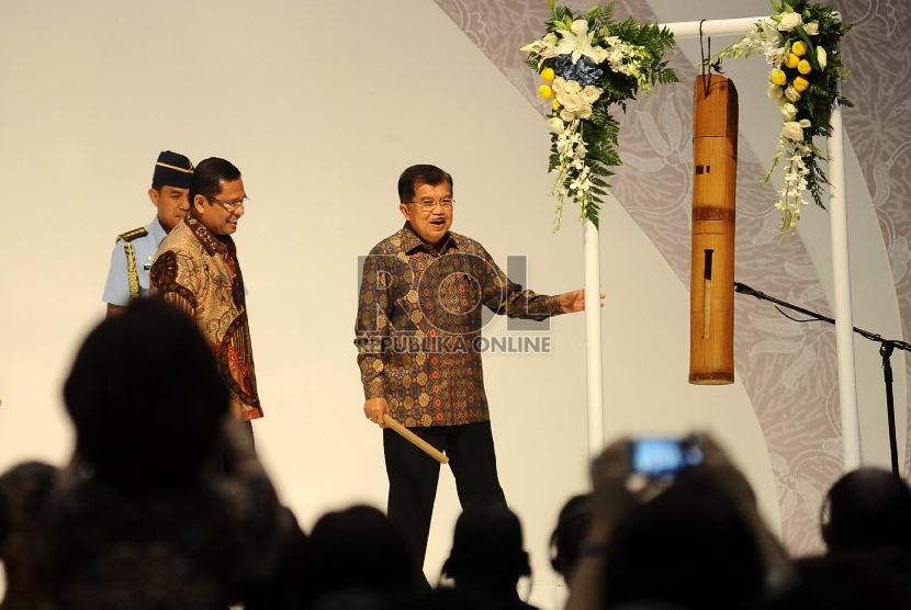 Wakil Presiden Jusuf Kalla (kanan), Menteri Saleh Husein saat membuka Gelar Batik Nusantara 2015 di JCC, Jakarta, Rabu (24/6).