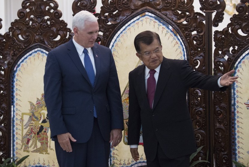 Wakil Presiden Jusuf Kalla (kanan) menyambut Wakil Presiden Amerika Serikat (AS) Michael R. Pence untuk melakukan pertemuan bilateral di Istana Wakil Presiden, Jakarta, Kamis (20/4). 