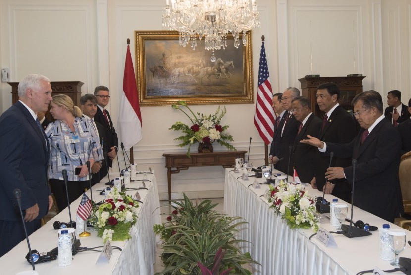 Wakil Presiden Jusuf Kalla (kanan) menyambut Wakil Presiden Amerika Serikat (AS) Michael R. Pence untuk melakukan pertemuan bilateral di Istana Wakil Presiden, Jakarta, Kamis (20/4). 