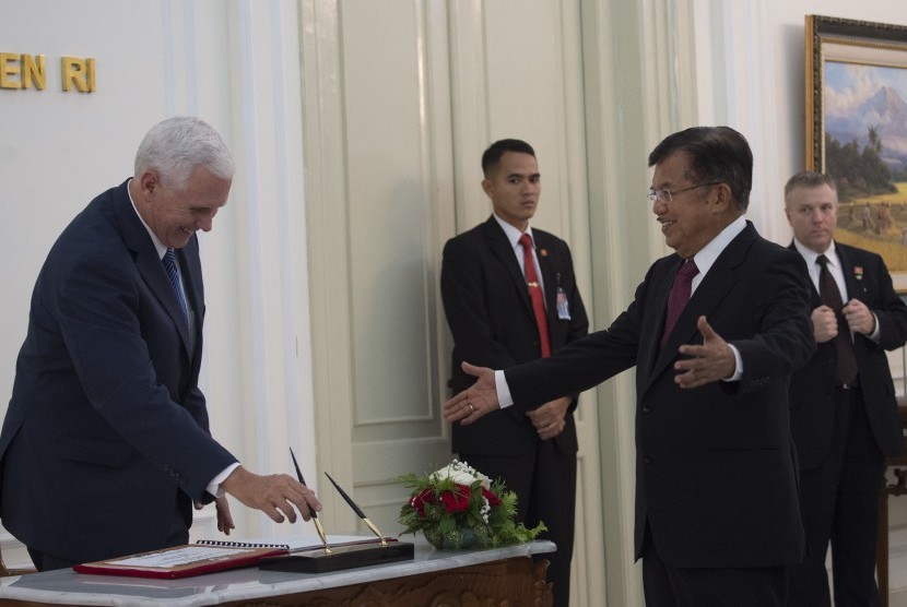 Wakil Presiden Jusuf Kalla (kanan) menyambut Wakil Presiden Amerika Serikat (AS) Michael R. Pence (kiri) untuk melakukan pertemuan bilateral di Istana Wakil Presiden, Jakarta, Kamis (20/4). 