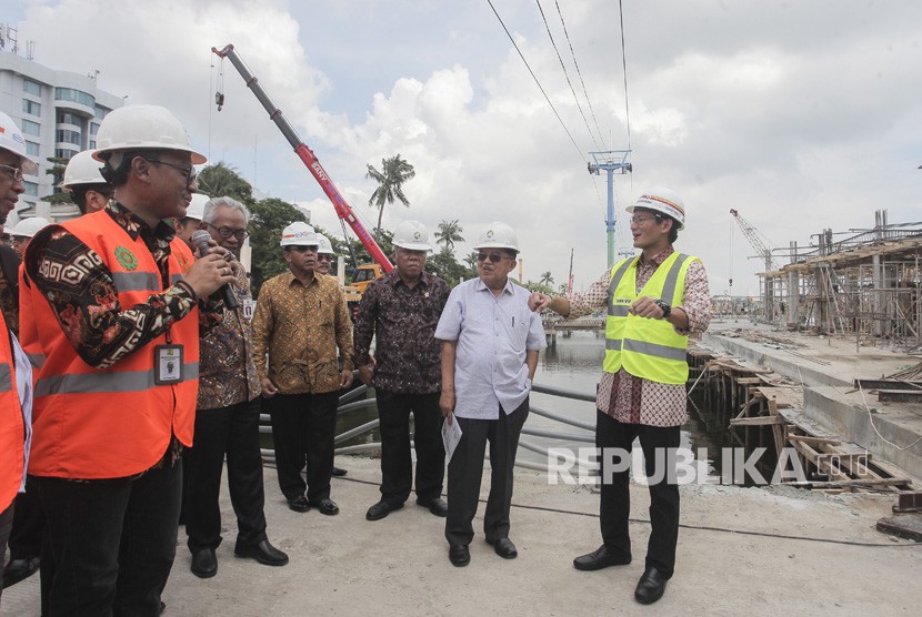 Wakil Presiden Jusuf Kalla (kedua kanan) berbincang bersama Menteri Pekerjaan Umum dan Perumahan Rakyat (PUPR) Basuki Hadimuljono (ketiga kanan) dan Wakil Gubernur DKI Jakarta Sandiaga Uno (kanan) meninjau arena Asian Games 2018 cabor Jet Ski di Ancol, Jakarta, Jumat (27/4).