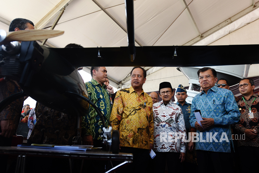 Vice President Jusuf Kalla (second at right) and Research, Technology, and Higher Education Minister Mohamad Nasir (second at left) were seeing one of the product exhibited at 22nd commemoration of National Technology Awakening Day (Hakteknas) in Makassar, Thursday.