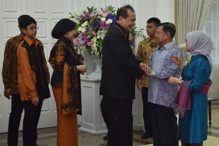 Wakil Presiden Jusuf Kalla (kedua kanan) beserta Ibu Mufidah Jusuf Kalla (kanan) berbincang dengan mantan Menteri Perekonomian Chairul Tanjung ketika menggelar halalbihalal di Rumah Dinas Wapres, Jakarta, Ahad (25/6). 