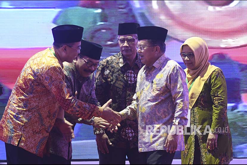 Wakil Presiden Jusuf Kalla (kedua kanan) dberbincang dengan Ketua Umum Pimpinan Pusat Muhammadiyah Haedar Nashir (ketiga kiri), Gubernur Jawa Timur Soekarwo (kedua kiri), Ketua Umum PP Aisyiyah, Siti Noordjannah Djohantini (kanan) dan Rektor Universitas Muhammadiyah Surabaya Sukadiono (kiri) saat pembukaan Tanwir 1 ‘Aisyiyah di Universitas Muhammadiyah Surabaya, Jawa Timur, Jumat (19/1). Tanwir Aisyiyah yang digelar hingga 21 Januari 2018 tersebut mengangkat tema 'Gerakan Pemberdayaan Ekonomi Perempuan Pilar Kemakmuran Bangsa'. 