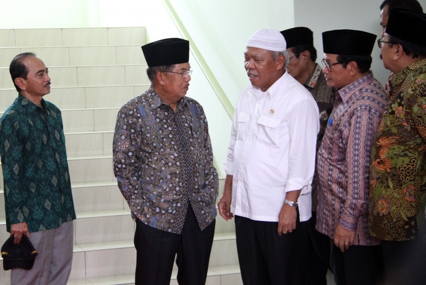 Vice President Jusuf Kalla (two at left) accompanied by the Minister of Public Works and Public Housing Basoeki Hadimuljono and the East Java governor Soekarwo visited Darul Hikmah apartment in East Java on Monday (Jan 16).