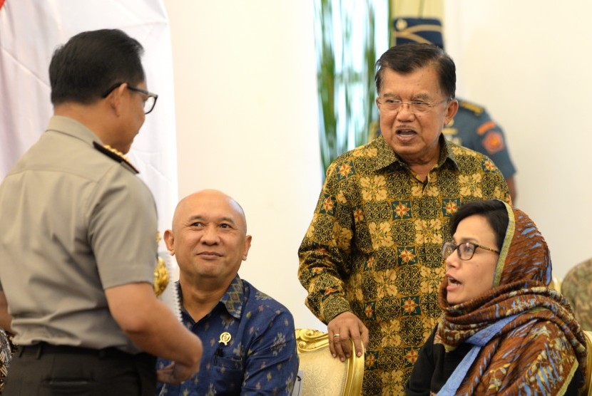 Wakil Presiden Jusuf Kalla (kedua kiri) berbincang dengan Menteri Keuangan Sri Mulyani, Kepala Staff Kepresidenan Teten masduki, dan Kapolri Tito Karnavian di Istana Bogor, Senin (29/5). 