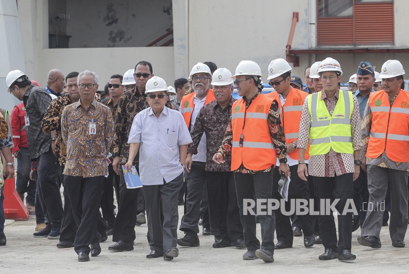 Wakil Presiden Jusuf Kalla (kedua kiri) bersama Menteri Pekerjaan Umum dan Perumahan Rakyat (PUPR) Basuki Hadimuljono (keempat kiri) dan Wakil Gubernur DKI Jakarta Sandiaga Uno (kedua kanan) meninjau arena Asian Games 2018 cabor Jet Ski di Ancol, Jakarta, Jumat (27/4).