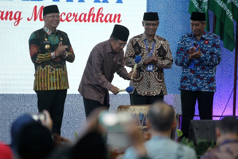 Wakil Presiden Jusuf Kalla (kedua kiri) didampingi Ketua Umum PP Muhammadiyah Haedar Nashir (kedua kanan) dan Gubernur Bengkulu Rohidin Mersyah (kiri), Ketua pimpinan wilayah Muhammadiyah Bengkulu Syaifullah (kanan) menutup secara resmi Tanwir Muhammadiyah di Balai Semarak Bengkulu, Ahad (17/2/2019). 