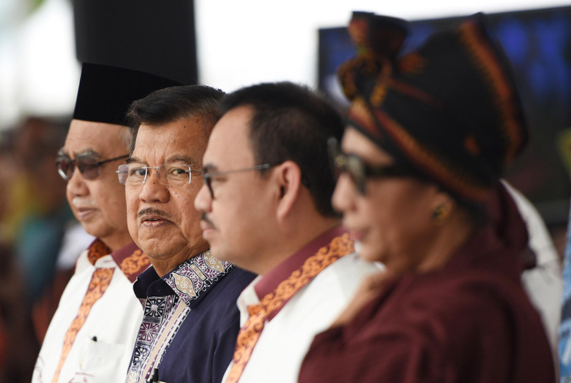 Wakil Presiden Jusuf Kalla (kedua kiri) didampingi Menteri ESDM Sudirman Said (kedua kanan), Menteri Kelautan dan Perikanan Susi Pudjiastuti (kanan) dan Gubernur Aceh Zaini Abdullah menghadiri Puncak Peringatan Hari Nusantara ke-15 di Pelabuhan Perikanan S