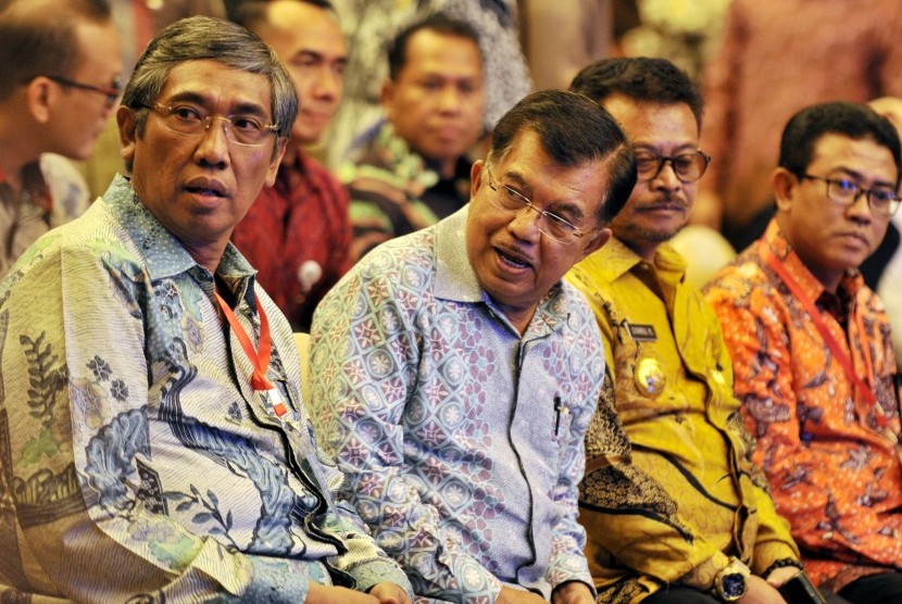 Wakil Presiden Jusuf Kalla (kedua kiri) didampingi Wakil Menteri Keuangan Mardiasmo (kiri) dan Gubernur Sulawesi Selatan Syahrul Yasin Limpo (kedua kanan), saat akan penyampaian SPT Tahunan di gedung Wisma Kalla Makassar, Sulawesi Selatan, Jumat (4/3).