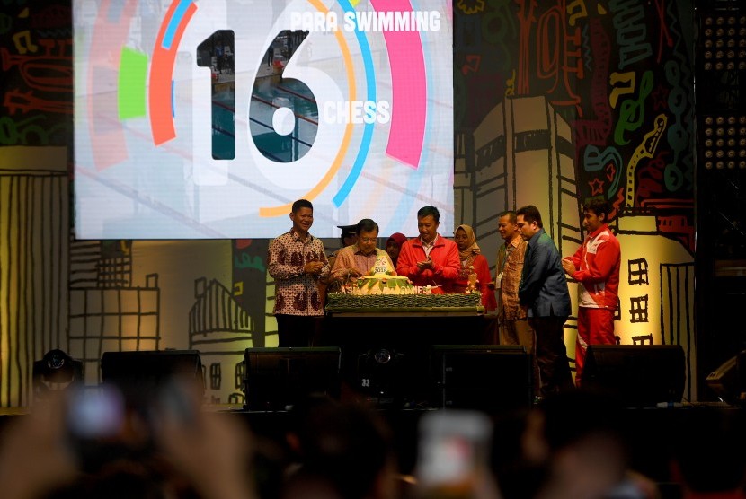 Wakil Presiden Jusuf Kalla (kedua kiri) memotong tumpeng didampingi (kiri ke kanan) Ketua INAPGOC Raja Sapta Oktohari, Menpora Imam Nahrawi, Sekjen NPC Pribadi, Ketua INASGOC Erick Thohir, dan atlet Asian Para Games David Jacob saat seremonial perhitungan mundur Asian Para Games 2018 di JIExpo, Jakarta, Jumat (6/10). 