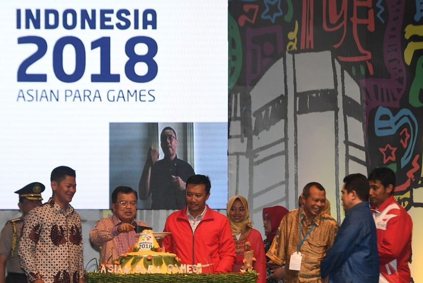 Wakil Presiden Jusuf Kalla (kedua kiri) memotong tumpeng didampingi (kiri ke kanan) Ketua INAPGOC Raja Sapta Oktohari, Menpora Imam Nahrawi, Sekjen NPC Pribadi, Ketua INASGOC Erick Thohir, dan atlet Asian Para Games David Jacob saat seremonial perhitungan mundur Asian Para Games 2018 di JIExpo, Jakarta, Jumat (6/10). 