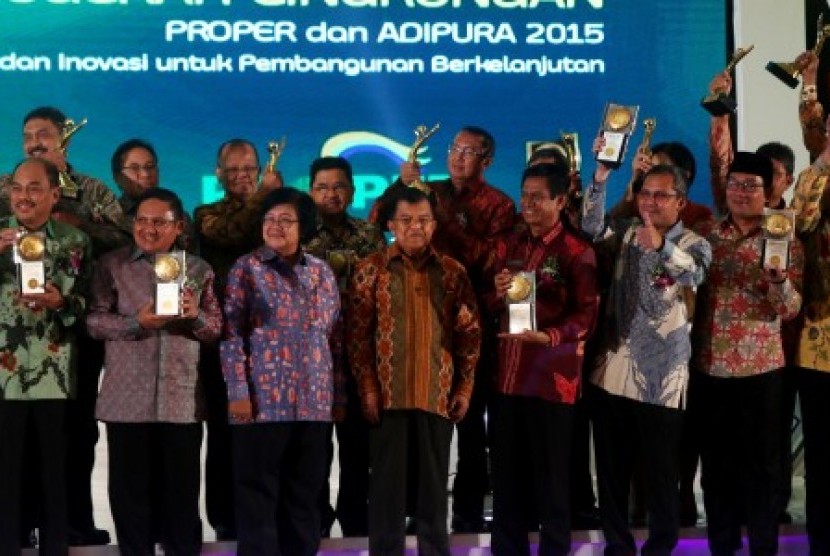 Wakil Presiden Jusuf Kalla (keempat kiri) bersama dengan Menteri Lingkungan Hidup dan Kehutanan Siti Nurbaya (ketiga kiri) berfoto bersama usai memberikan penghargaan kepada para pemenang PROPER dan Adipura 2015 di Jakarta, Senin (23/11).