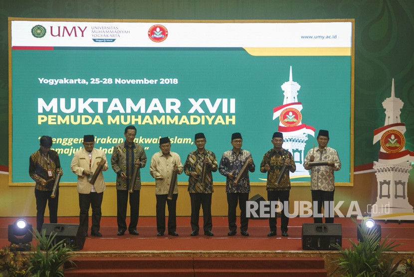 Wakil Presiden Jusuf Kalla (keempat kiri) didampingi Menkominfo Rudiantara (kanan), Mendikbud Muhadjir Effendy (kedua kanan), Ketua MPR Zulkifli Hasan (ketiga kanan), Ketua Umum PP Muhammadiyah Haedar Nashir (keempat kanan), Gubernur DIY Sri Sultan HB X (ketiga kiri), Ketua Umum PP Pemuda Muhammadiyah Dahnil A. Simanjuntak (kedua kiri) dan Rektor UMY Gunawan Budiyanto (kiri) memukul kentongan saat peresmian pembukaan Muktamar ke-17 Pemuda Muhammadiyah di Sportorium Universitas Muhammadiyah Yogyakarta (UMY), Bantul, DI Yogyakarta, Senin (26/11/2018). 