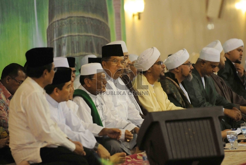 Wakil Presiden Jusuf Kalla (keempat kiri) menghadiri peringatan Maulid Nabi Muhammad SAW 1437 H di Masjid Istiqlal, Jakarta, Kamis (24/12).  (Republika/Agung Supriyanto)