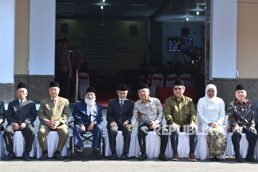 Wakil Presiden Jusuf Kalla (kelima kiri) berbincang dengan salah seorang Pimpinan Pondok Modern Darussalam Gontor KH Hasan Abdullah Sahal (keempat kiri) saat melakukan kunjungan kerja di Pondok Modern Gontor Ponorogo, Jawa Timur, Kamis (3/10/2019).