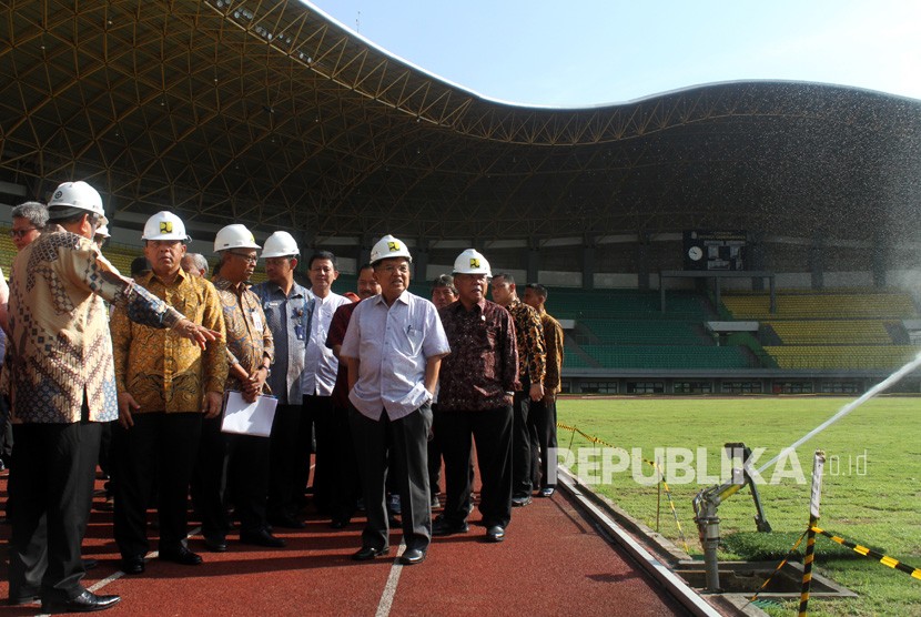 Wakil Presiden Jusuf Kalla (ketiga kanan) bersama Menteri Pekerjaan Umum dan Perumahan Rakyat (PUPR) Basuki Hadimuljono (kedua kanan) dan Pejabat Sementara (Pjs) Wali Kota Bekasi Ruddy Gandakusumah (ketiga kiri) meninjau venue Asian Games 2018 Stadion Patriot Candrabhaga, di Bekasi, Jawa Barat, Jumat (27/4).