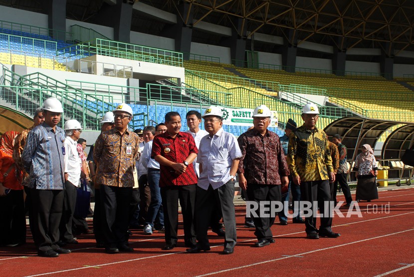 Wakil Presiden Jusuf Kalla (ketiga kanan) bersama Menteri Pekerjaan Umum dan Perumahan Rakyat (PUPR) Basuki Hadimuljono (kedua kanan) dan Pejabat Sementara (Pjs) Wali Kota Bekasi Ruddy Gandakusumah (ketiga kiri) meninjau venue Asian Games 2018 Stadion Patriot Candrabhaga, di Bekasi, Jawa Barat, Jumat (27/4).