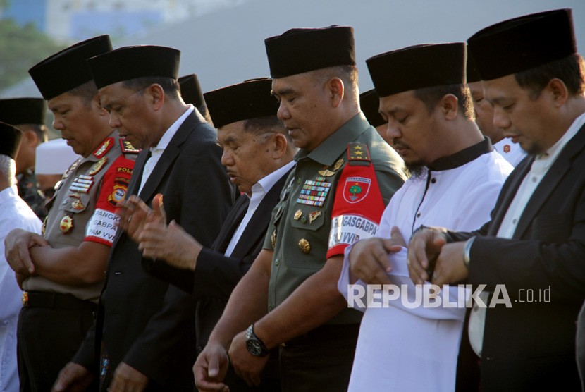 Wakil Gubernur Sulsel Andi Sudirman Sulaiman (kedua kanan)