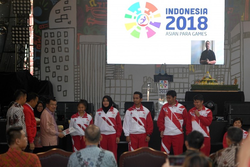 Wakil Presiden Jusuf Kalla (ketiga kiri) didampingi Menpora Imam Nahrawi (kedua kiri), Ketua INAPGOC Raja Sapta Oktohari (kiri) menyerahkan secara simbolis bonus kepada perwakilan atlet peraih medali dalam SEA Games dan ASEAN Paragames Kuala Lumpur 2017 disela seremonial perhitungan mundur Asian Para Games 2018 di JIExpo, Jakarta, Jumat (6/10).