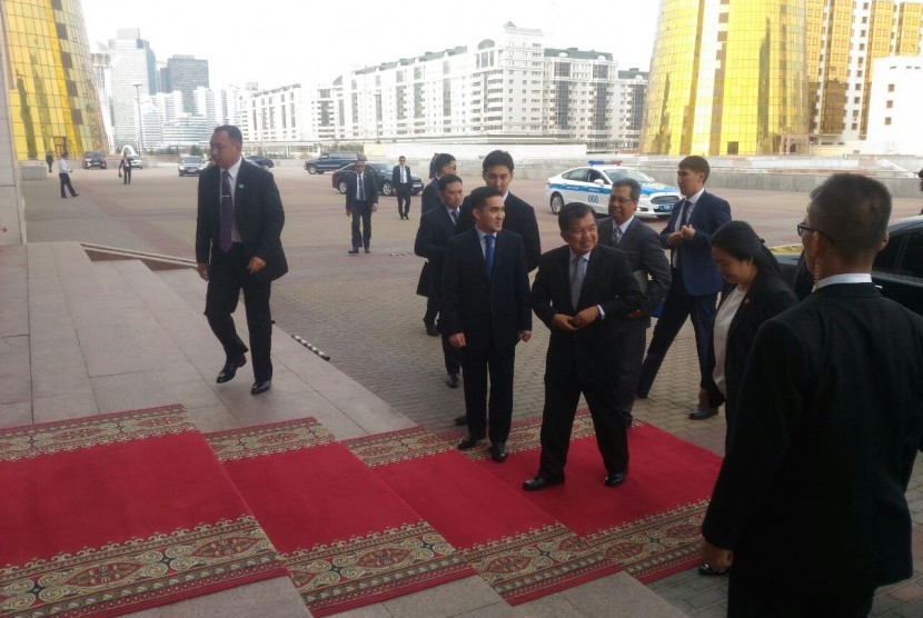 Wakil Presiden Jusuf Kalla ketika tiba di Kazakhstan, Jumat (8/9). Kalla berada di Kazakhstan untuk mengikuti acara Konferensi Tingkat Tinggi Organisasi Kerjasama Islam pada Ahad (10/9) besok.