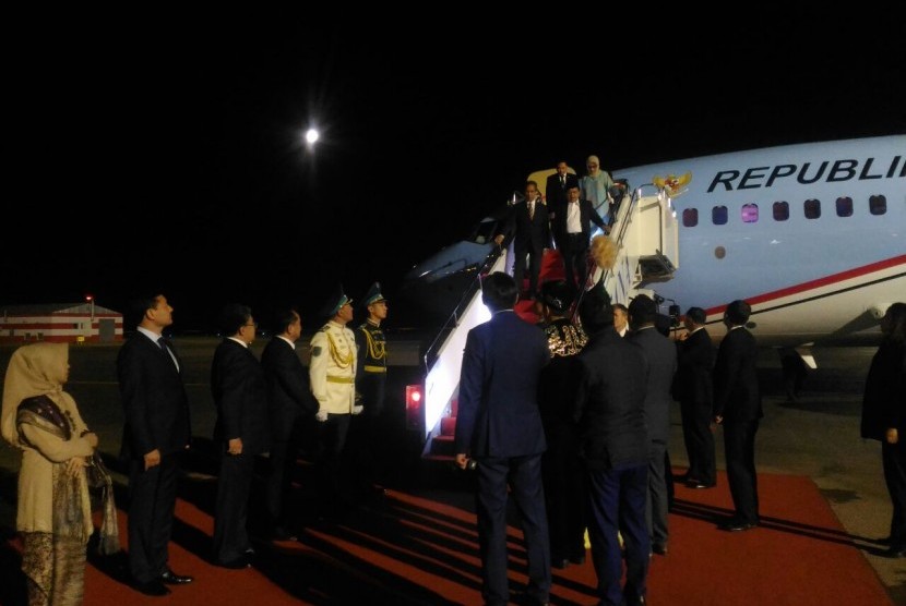 Wakil Presiden Jusuf Kalla ketika tiba di Kazakhstan, Jumat (8/9). Kalla berada di Kazakhstan untuk mengikuti acara Konferensi Tingkat Tinggi Organisasi Kerjasama Islam pada Ahad (10/9) besok.