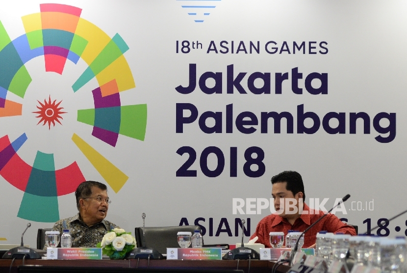 Wakil Presiden Jusuf Kalla (kiri) berbincang dengan ketua KOI Erick Thohir sebelu rapat Asian Games bersama Inasgoc di Jakarta, Sabtu (25/3).