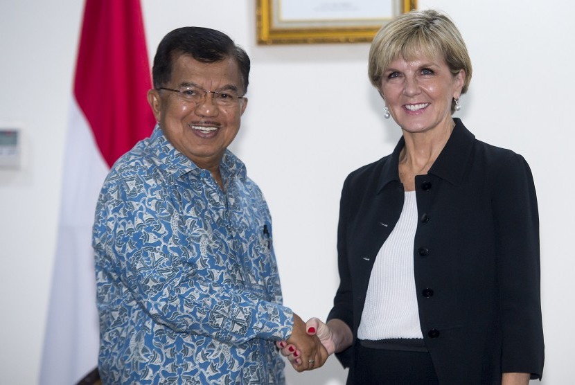 Wakil Presiden Jusuf Kalla (kiri) berjabat tangan dengan Menteri Luar Negeri Australia Julie Bishop (kanan) di Kantor Wapres, Jakarta, Senin (21/3).