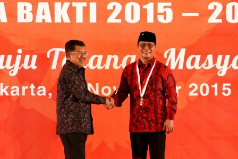 Wakil Presiden Jusuf Kalla (kiri) bersalaman dengan Ketua Persatuan Alumni Gerakan Mahasiswa Nasional Indonesia (PA GMNI) Ahmad Basarah (kanan) saat pengukuhan Dewan Pengurus Pusat Persatuan Alumni Gerakan Mahasiswa Nasional Indonesia (DPP PA GMNI) di Jaka