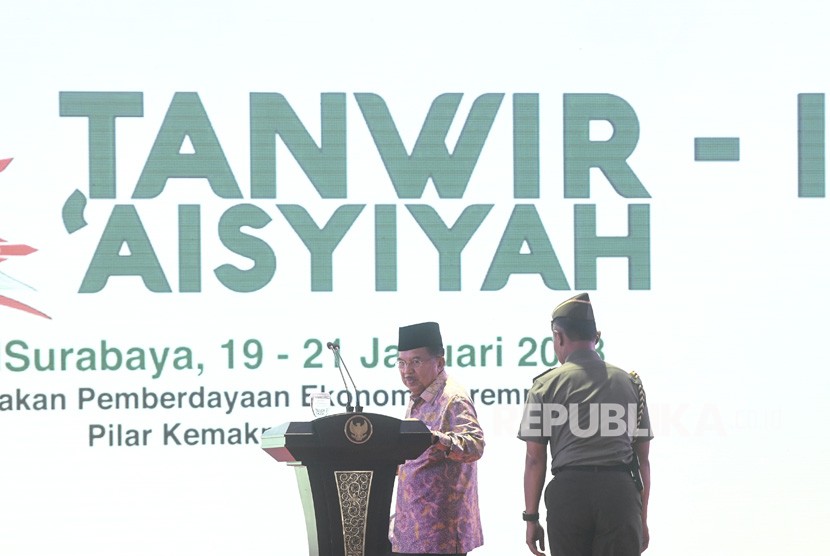 Wakil Presiden Jusuf Kalla (kiri) bersiap-siap memberikan kata sambutan ketika pembukaan Tanwir 1 Aisyiyah di Universitas Muhammadiyah Surabaya, Jawa Timur, Jumat (19/1). 