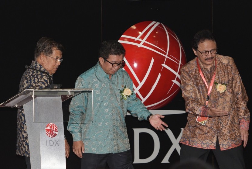 Wakil Presiden Jusuf Kalla (kiri) didampingi Dirut Bursa Efek Indonesia (BEI) Tito Sulistio (kanan) dan Ketua Dewan Komisaris OJK Muliaman D Hadad (tengah) meninggalkan podium seusai membuka perdagangan saham hari pertama 2017 di BEI, Jakarta, Selasa (3/1)