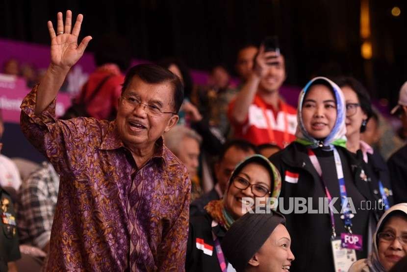 Wakil Presiden Jusuf Kalla (kiri) 