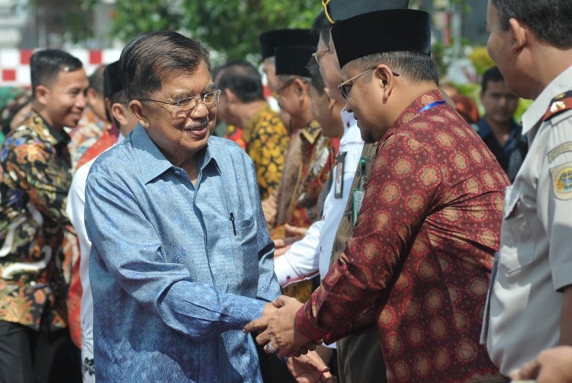 Wakil Presiden Jusuf Kalla (kiri) disambut sejumlah pejabat setibanya di Bandara Sultan Thaha, Jambi, Sabtu (24/11/2018).